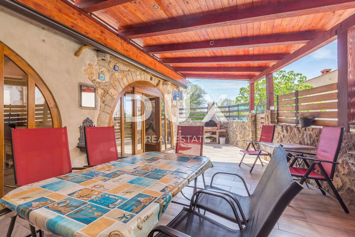 OTOK KRK, PINEZIĆI - Kamnita hiša v vrsti s panoramskim pogledom na morje