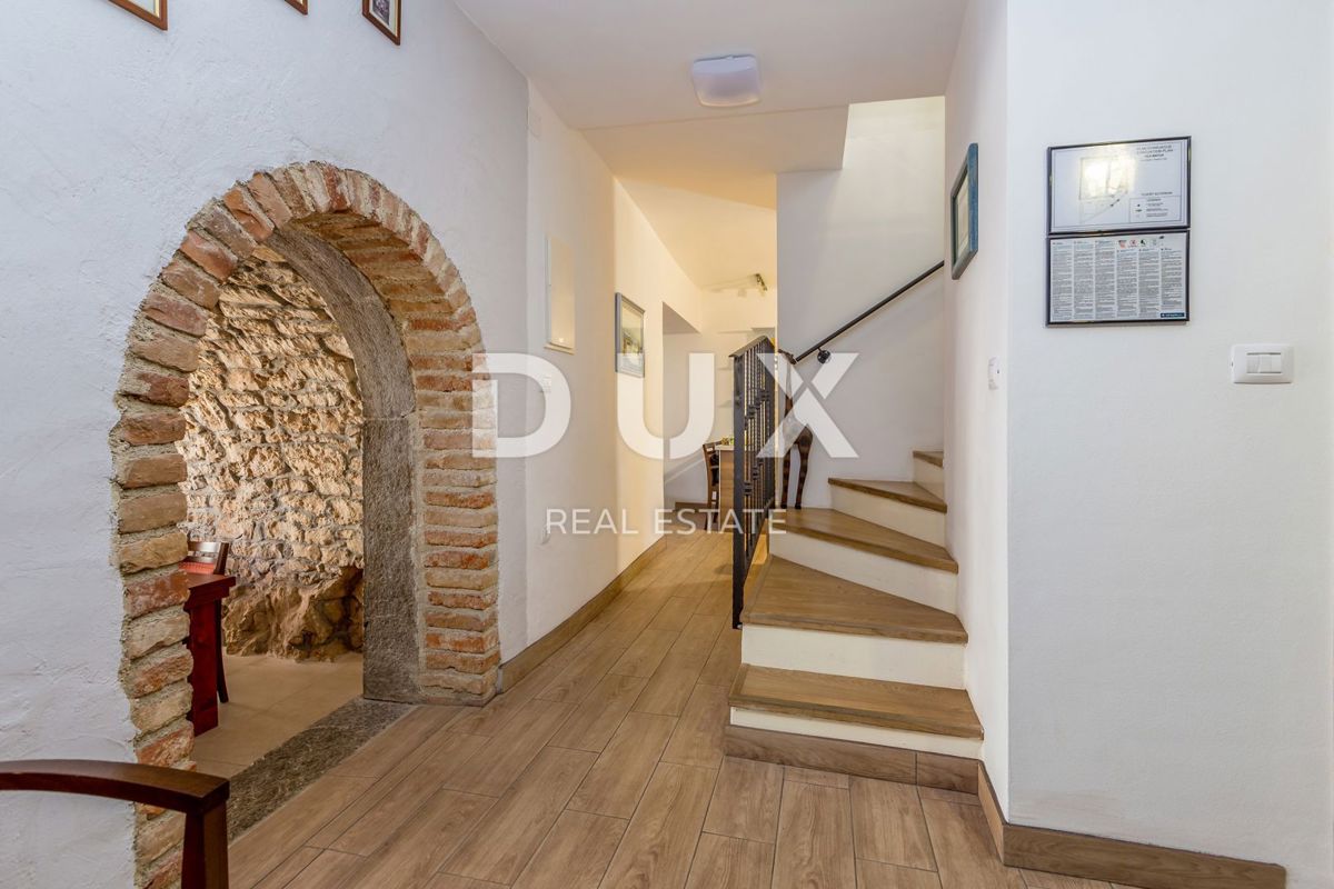 OTOK KRK, PINEZIĆI - Kamnita hiša v vrsti s panoramskim pogledom na morje