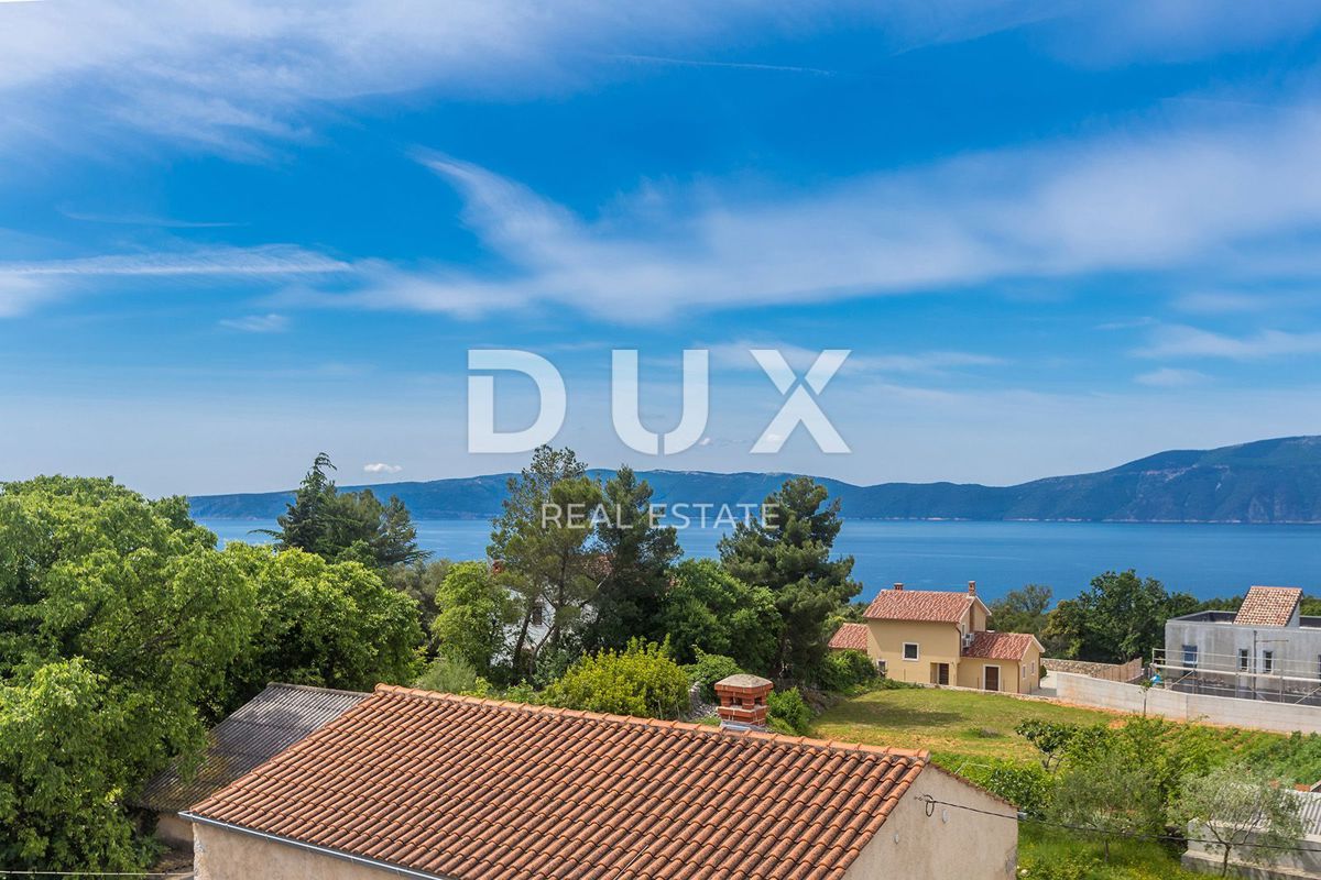 OTOK KRK, PINEZIĆI - Kamnita hiša v vrsti s panoramskim pogledom na morje