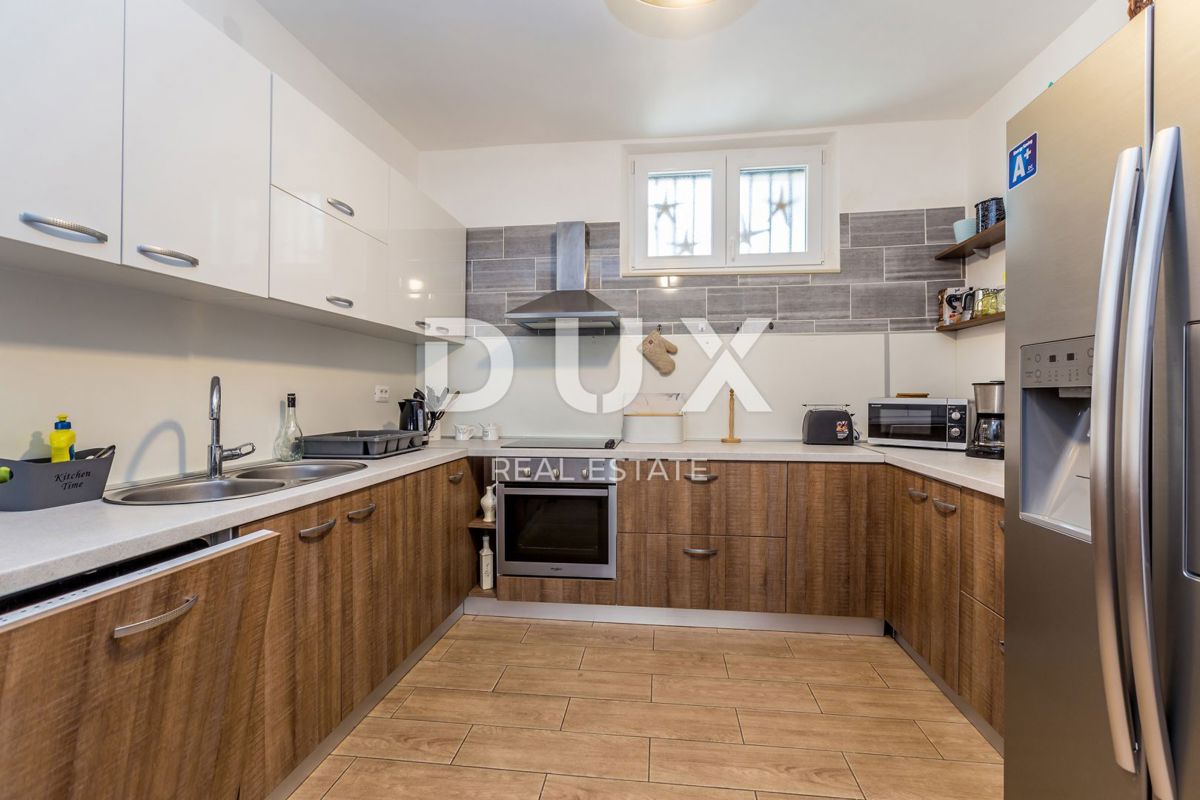 OTOK KRK, PINEZIĆI - Kamnita hiša v vrsti s panoramskim pogledom na morje