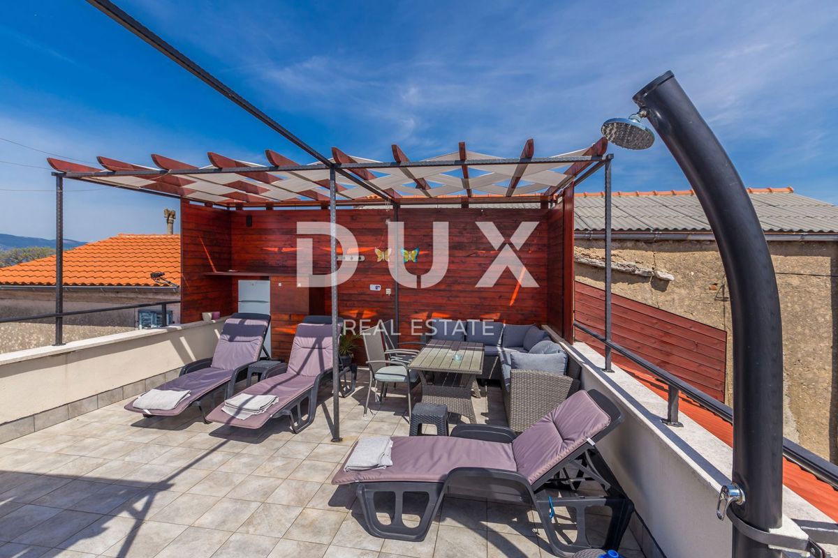 OTOK KRK, PINEZIĆI - Kamnita hiša v vrsti s panoramskim pogledom na morje