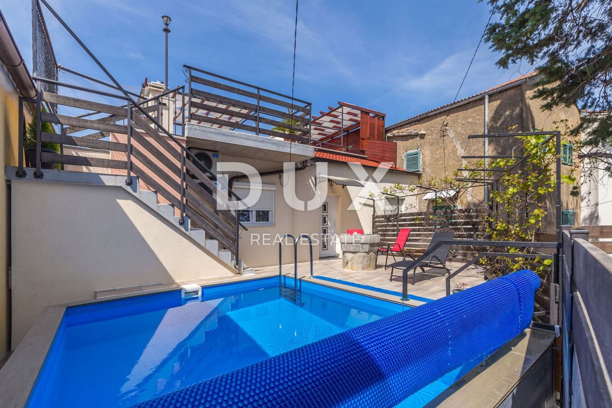 OTOK KRK, PINEZIĆI - Kamnita hiša v vrsti s panoramskim pogledom na morje