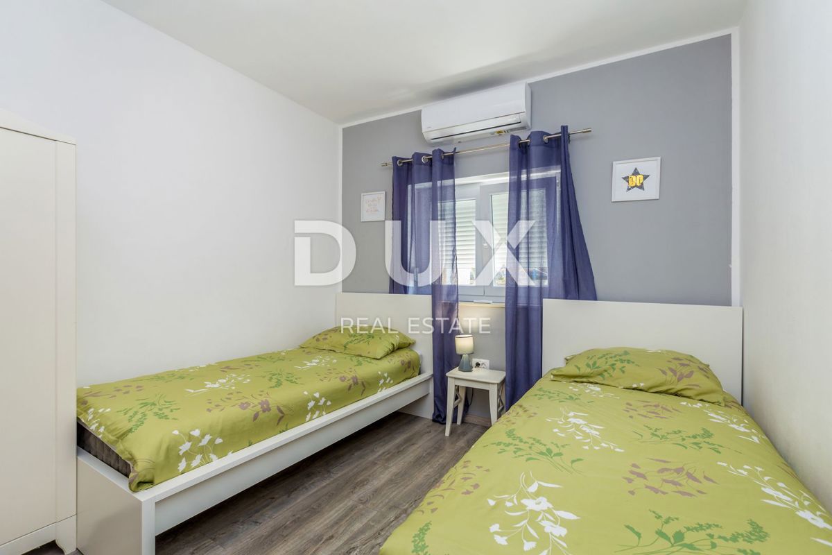 OTOK KRK, PINEZIĆI - Kamnita hiša v vrsti s panoramskim pogledom na morje