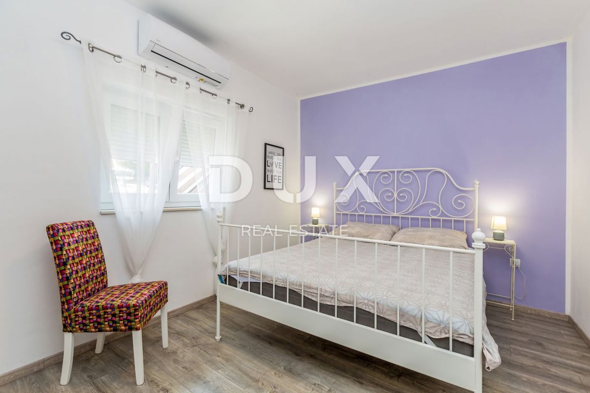 OTOK KRK, PINEZIĆI - Kamnita hiša v vrsti s panoramskim pogledom na morje