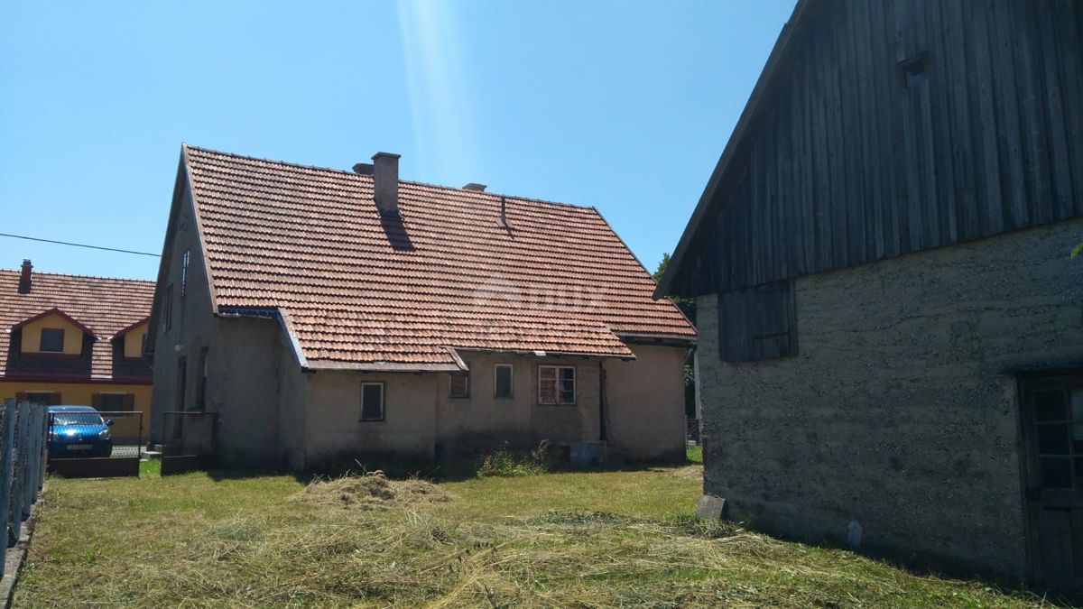 GORSKI KOTAR, RAVNA GORA - 2 HIŠI ZA ADAPTACIJO + 15.000 m2 ZEMLJIŠČA!!!