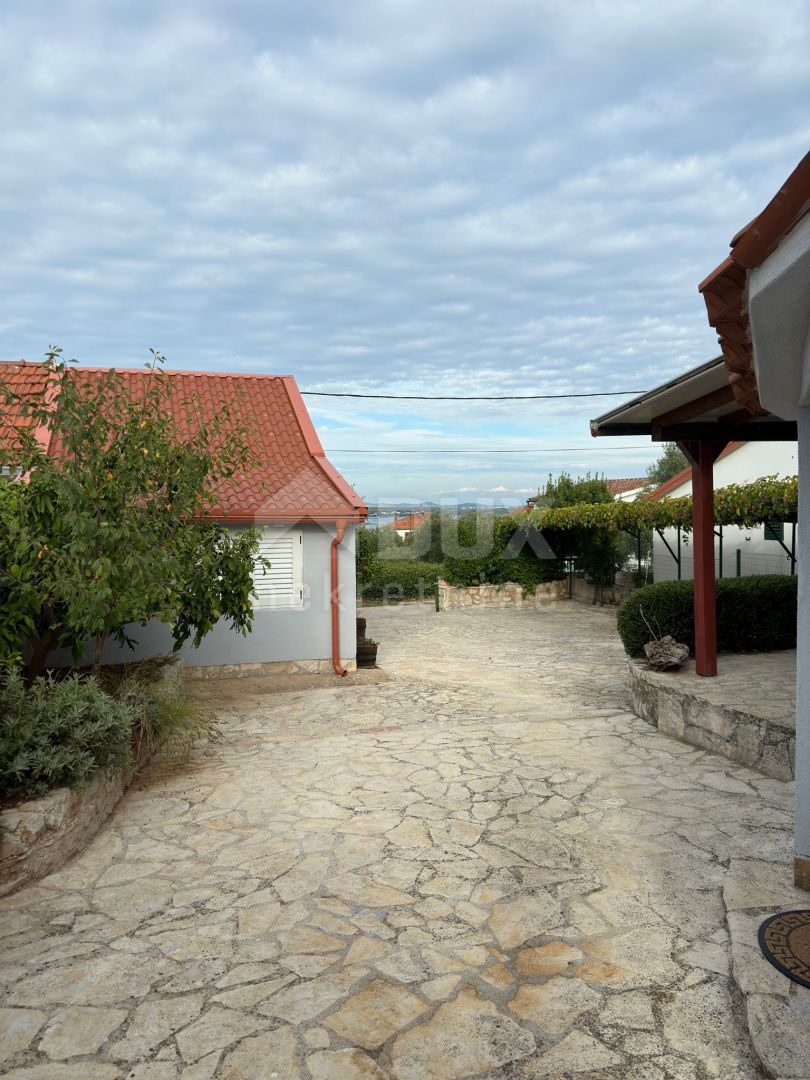 OTOK PAŠMAN, KRAJ - OTOK PAŠMAN, KRAJ - Prenovljena enodružinska hiša s 4 apartmaji in pogledom na morje