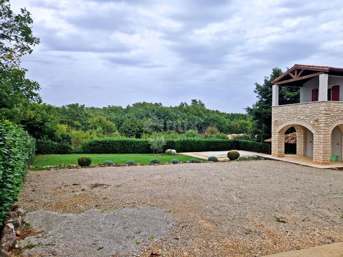 ISTRA, SVETI LOVREČ - Kmečka hiša z bazenom