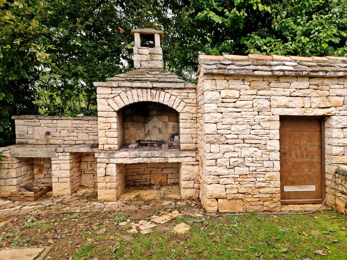 ISTRA, SVETI LOVREČ - Kmečka hiša z bazenom