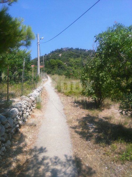 RAB, BARBAT - zazidljivo zemljišče 1426m2 s pogledom na morje za stanovanjsko gradnjo - stanovanja - apartmaji / družinska hiša / hiša za najem - počitnice z bazenom