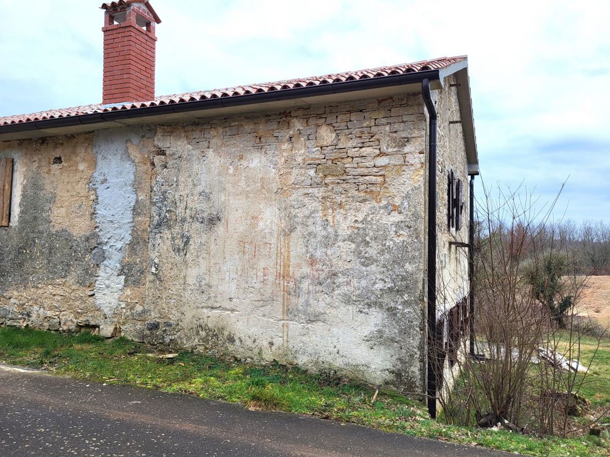 ISTRA, PAZIN - Istrska hiša zadnja v nizu z vrtom