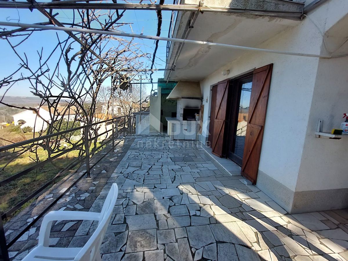 ISTRA, LABIN, OKOLICA - Hiša dvojček z dvema apartmajema in velikim vrtom, pogled na morje