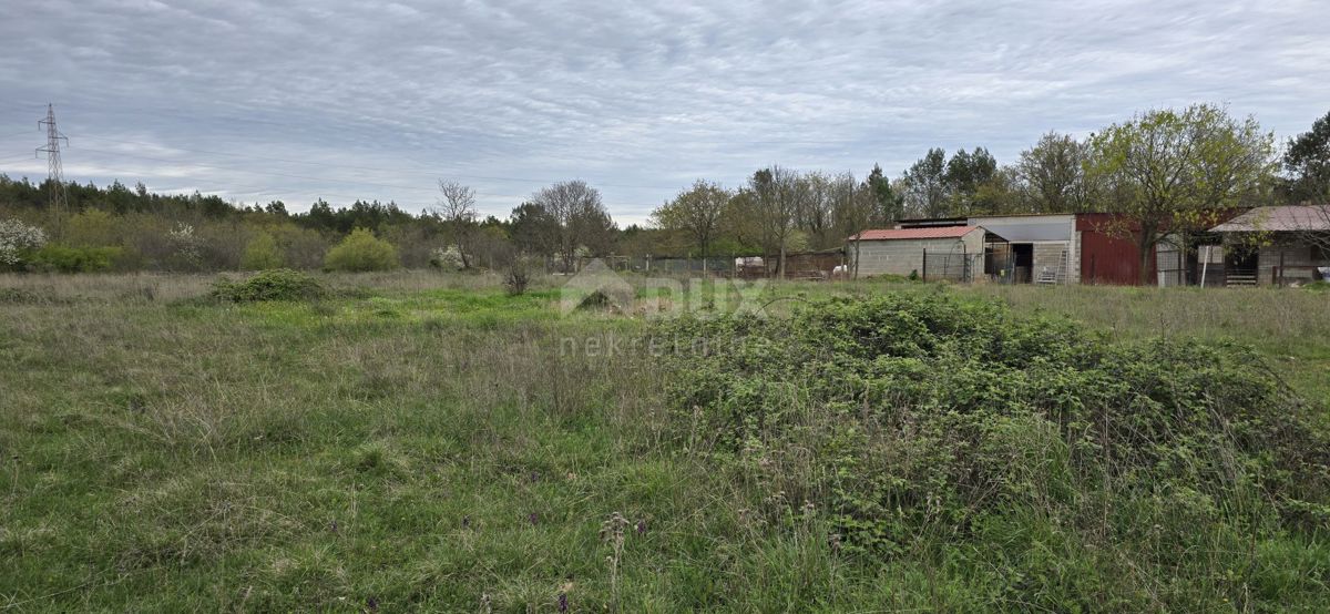 ISTRA, MARČANA - Gradbeno zemljišče z dovoljenjem za gradnjo večnadstropne hiše z bazenom