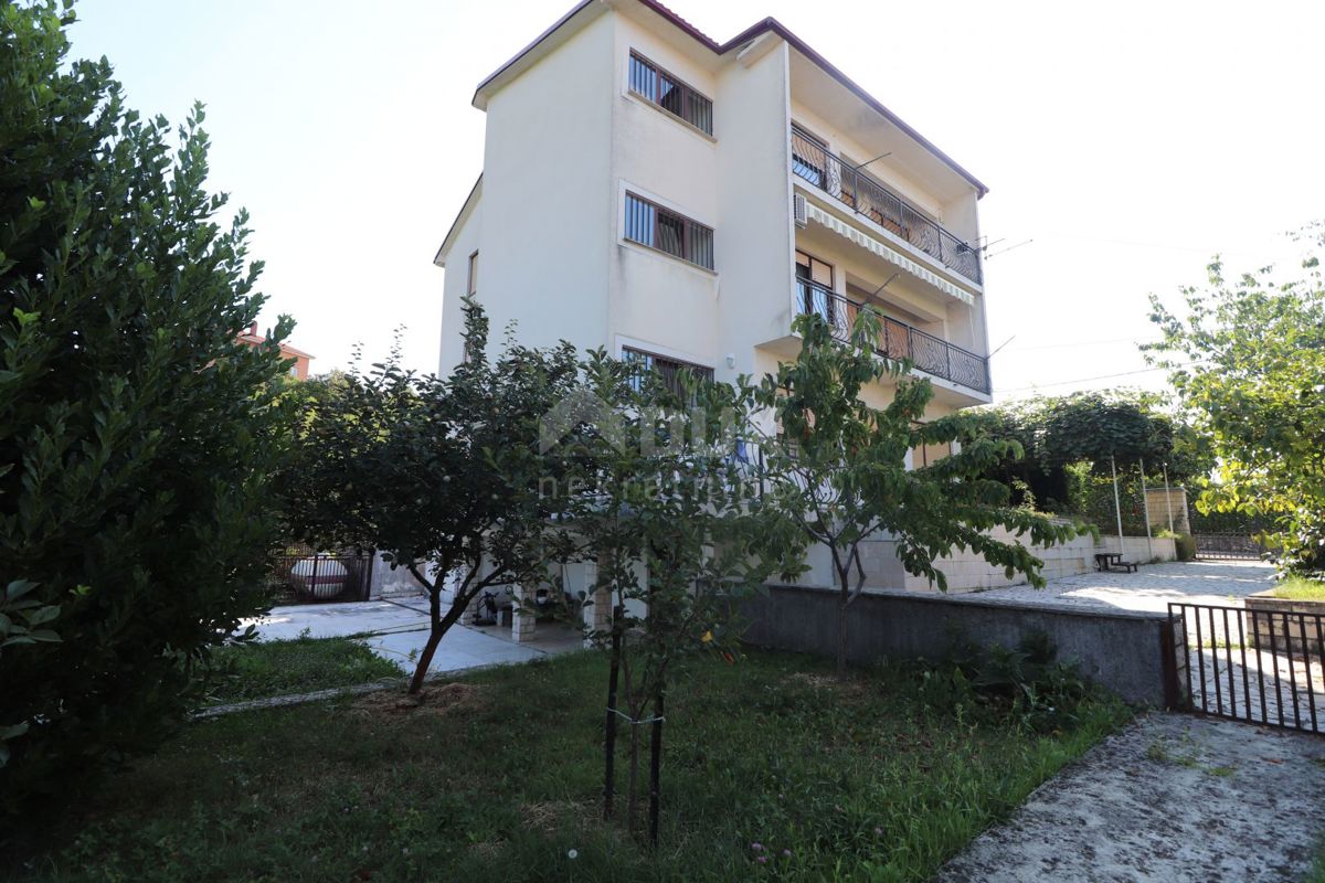VIŠKOVO, MARINIĆI - Dva apartmaja v pritličju z vrtom!