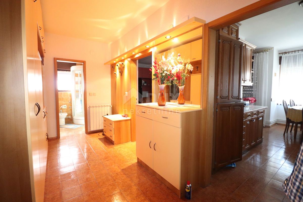 VIŠKOVO, MARINIĆI - Dva apartmaja v pritličju z vrtom!