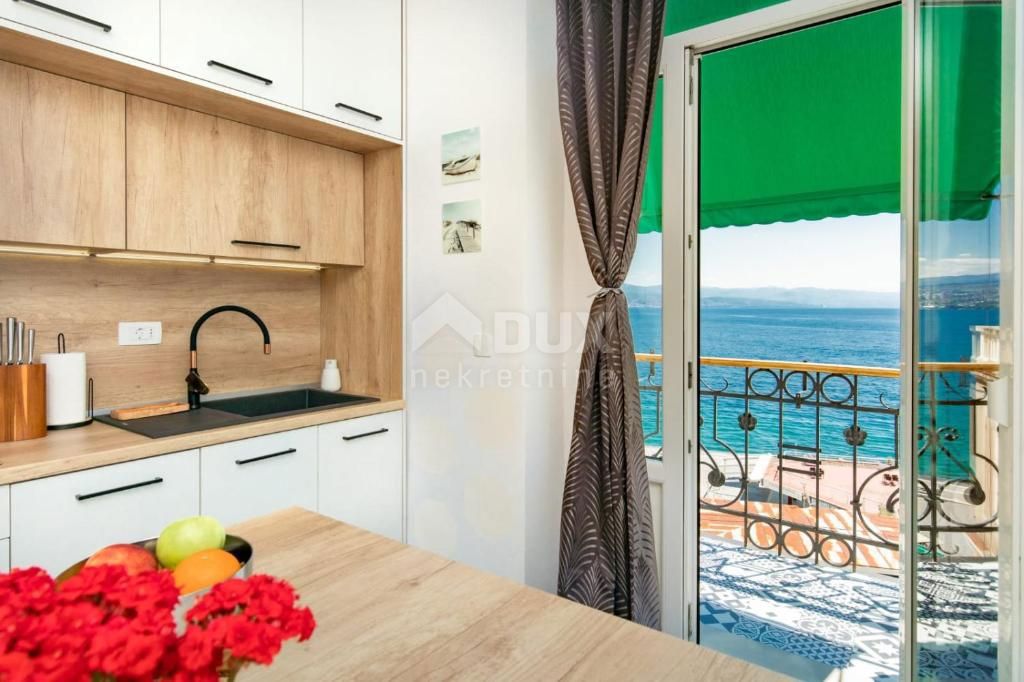 OPATIJA, CENTER - Stanovanje 20 m od morja z 2 balkonoma 