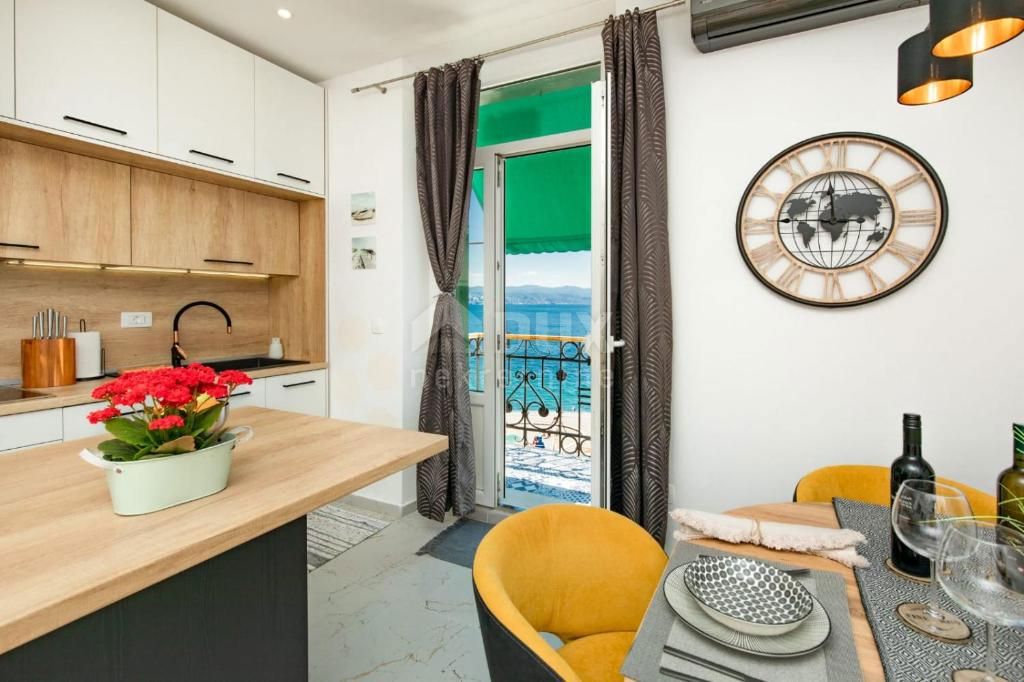 OPATIJA, CENTER - Stanovanje 20 m od morja z 2 balkonoma 