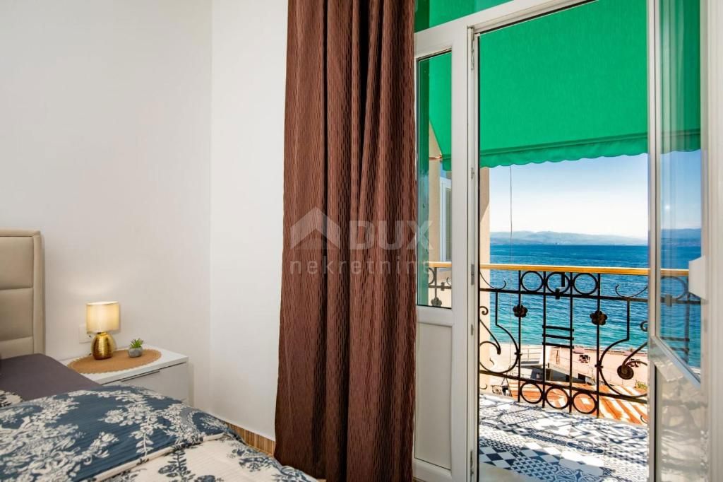 OPATIJA, CENTER - Stanovanje 20 m od morja z 2 balkonoma 