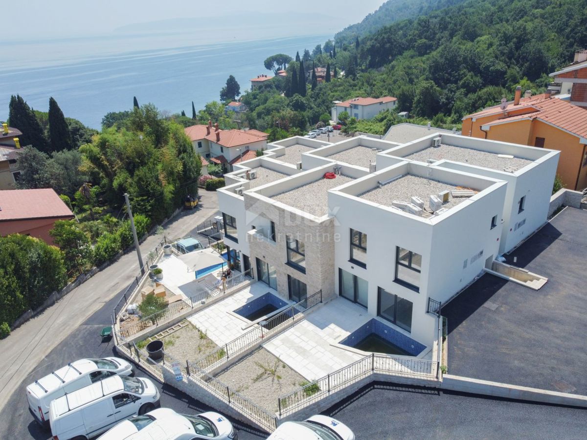 OPATIJA, LOVRAN - Ekskluzivno dvoetažno stanovanje z zasebnim bazenom le 150 metrov od plaže, novogradnja