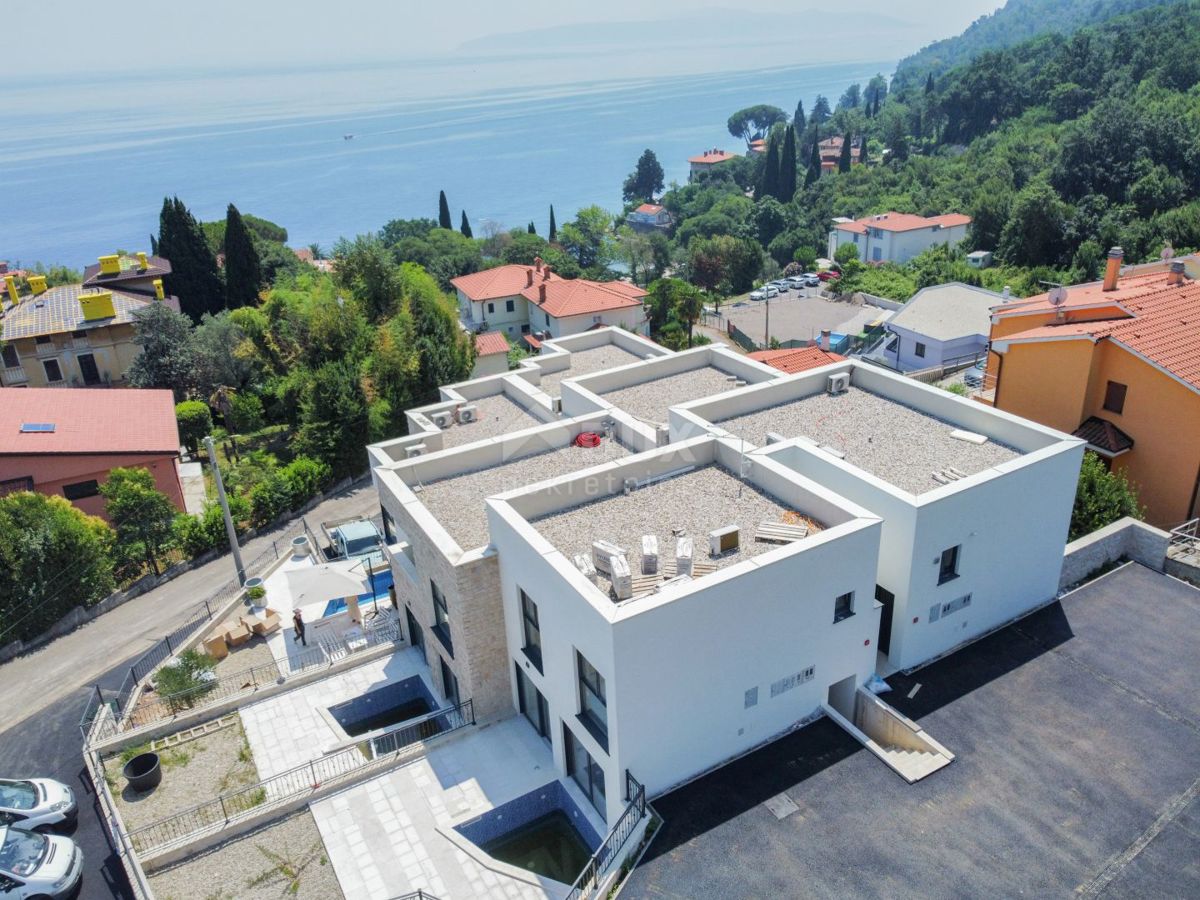 OPATIJA, LOVRAN - Ekskluzivno dvoetažno stanovanje z zasebnim bazenom le 150 metrov od plaže, novogradnja