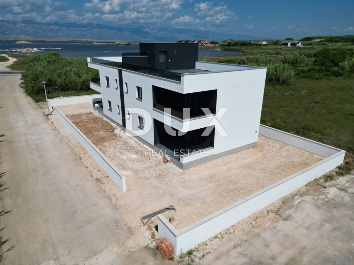 ZADAR, PRIVLAKA - Luksuzna stanovanjska stavba s štirimi apartmaji in strešno teraso s pogledom na morje v Privlaki!