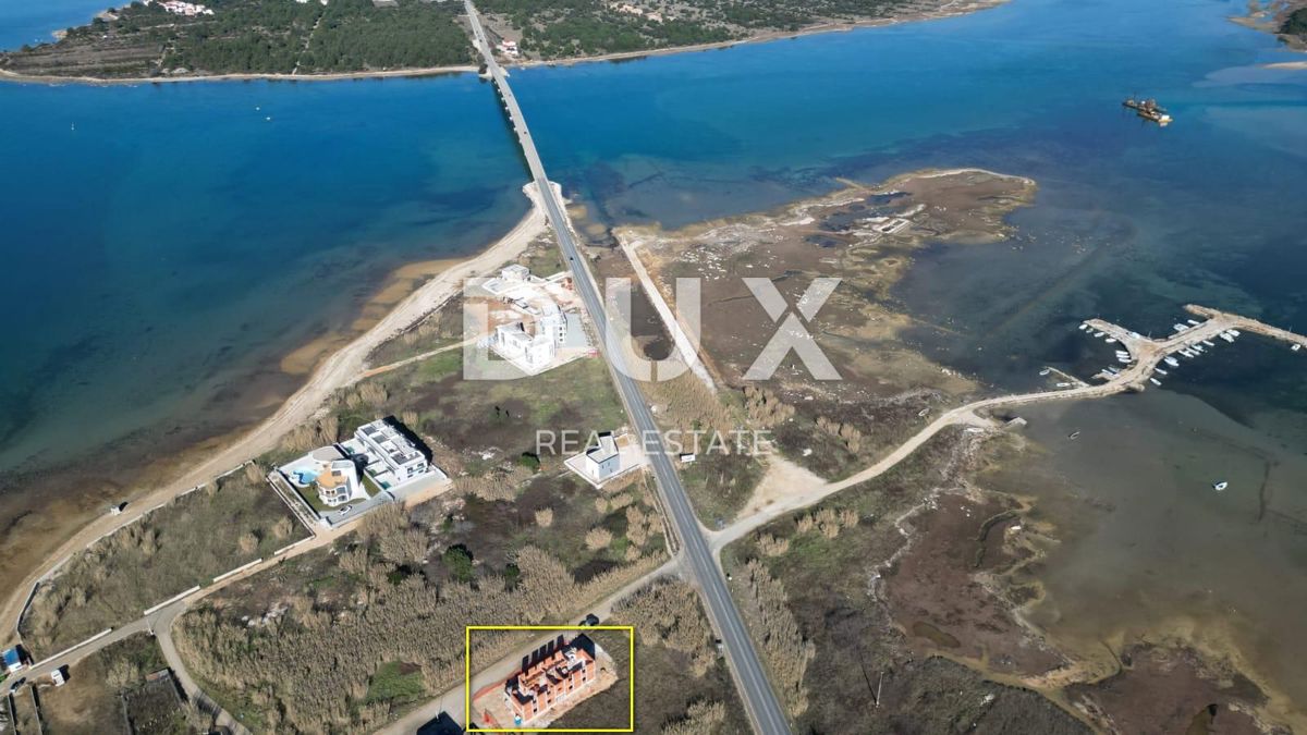 ZADAR, PRIVLAKA - Luksuzna stanovanjska stavba s štirimi apartmaji in strešno teraso s pogledom na morje v Privlaki!