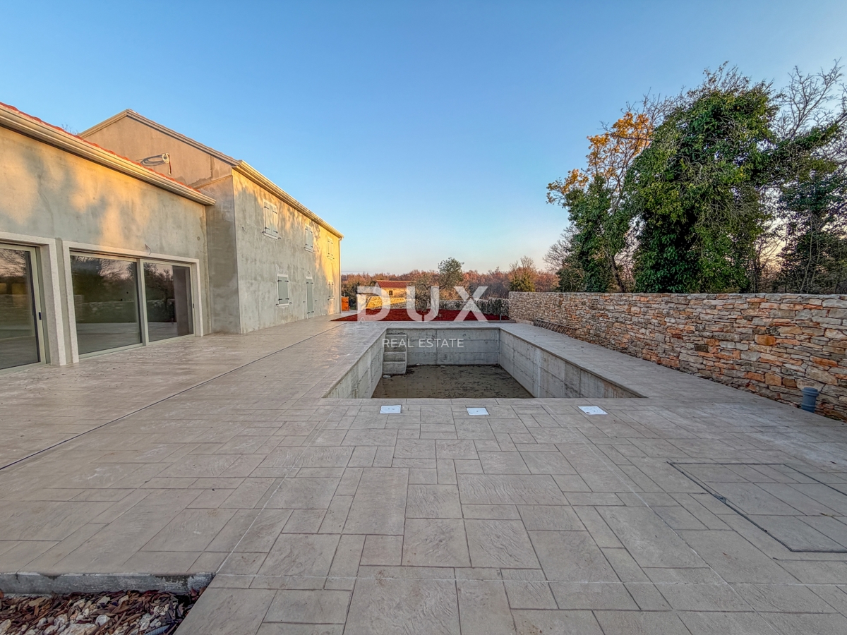 ISTRA, BUJE - moderna kamnita hiša z velikim vrtom, bazenom, vrtom, obdana z zelenjem