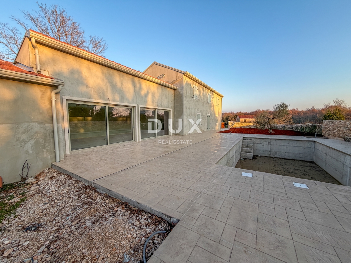 ISTRA, BUJE - moderna kamnita hiša z velikim vrtom, bazenom, vrtom, obdana z zelenjem