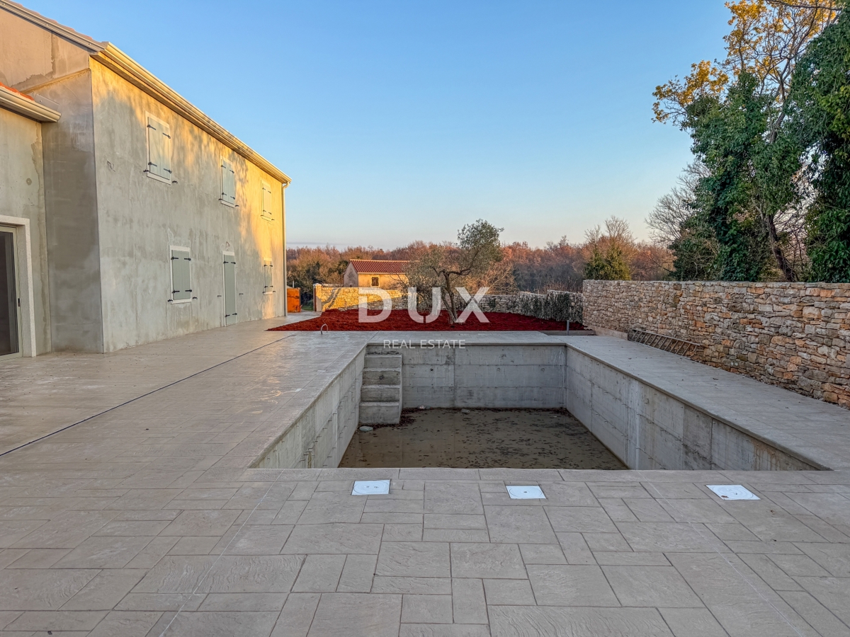 ISTRA, BUJE - moderna kamnita hiša z velikim vrtom, bazenom, vrtom, obdana z zelenjem