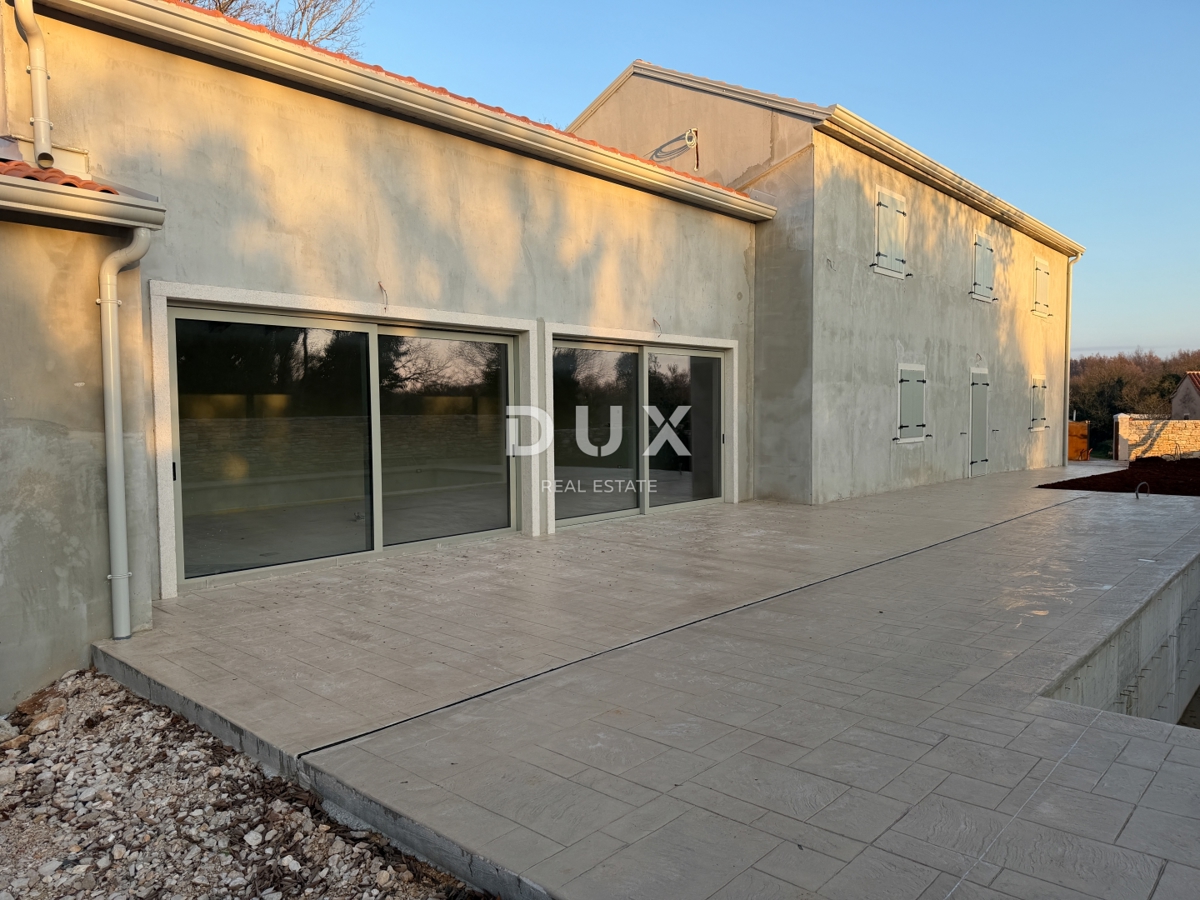 ISTRA, BUJE - moderna kamnita hiša z velikim vrtom, bazenom, vrtom, obdana z zelenjem