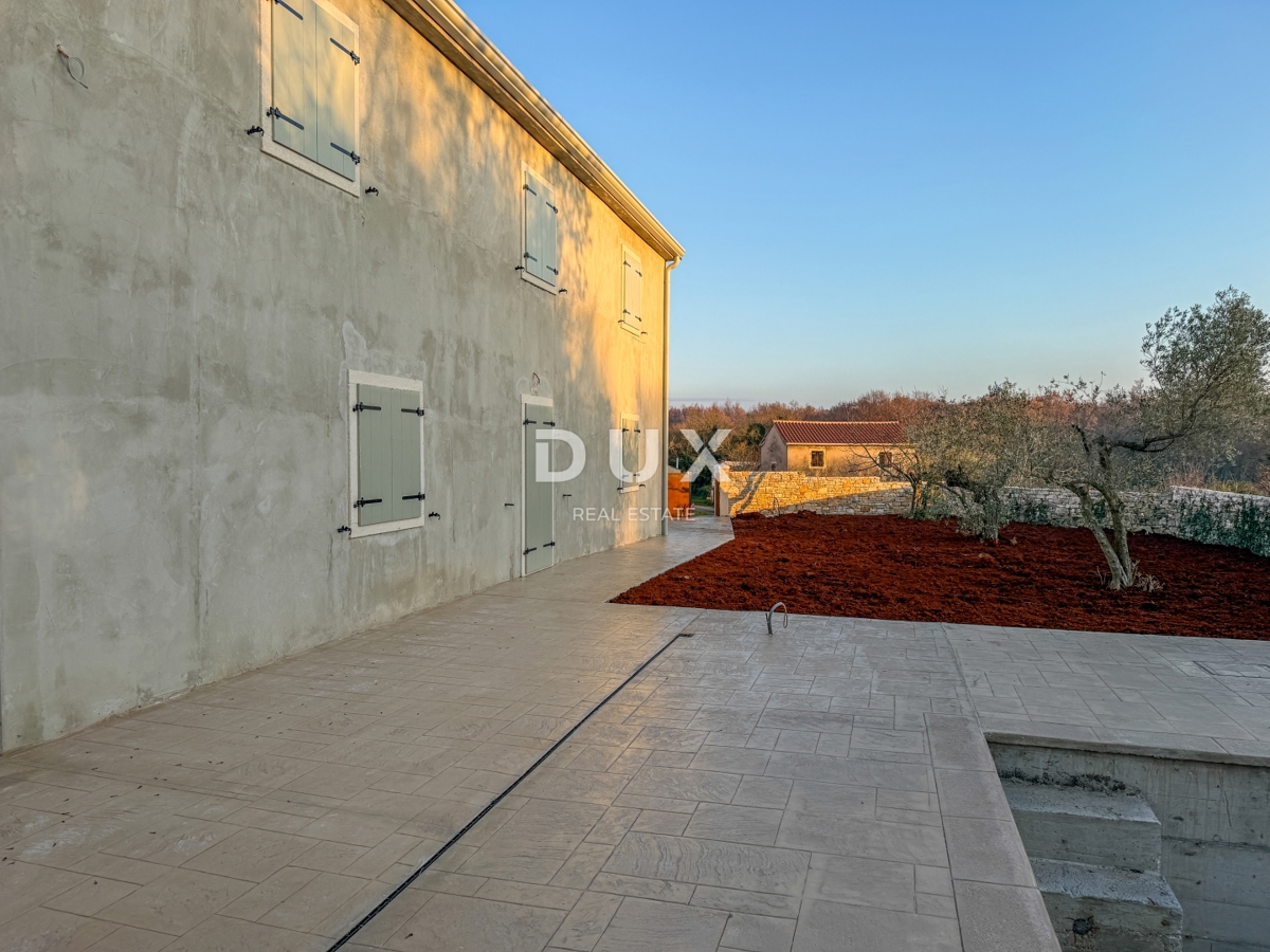 ISTRA, BUJE - moderna kamnita hiša z velikim vrtom, bazenom, vrtom, obdana z zelenjem