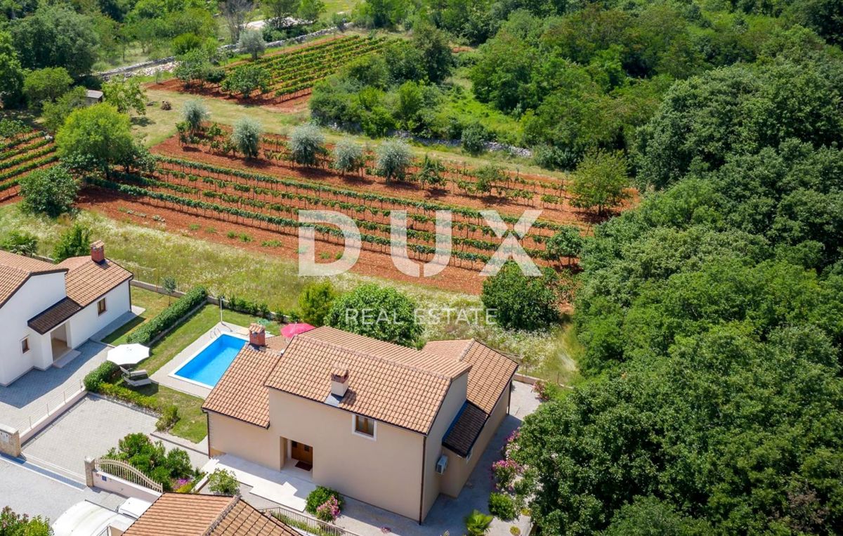 ISTRA, SVETI LOVREČ - Hiša z bazenom na robu vasi