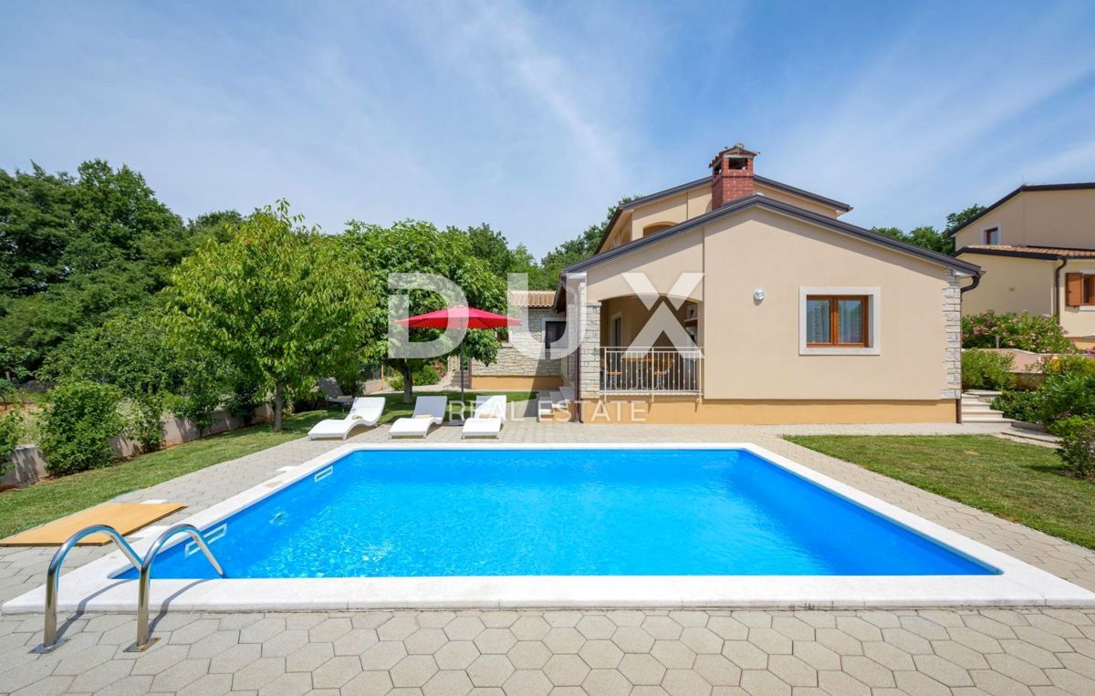 ISTRA, SVETI LOVREČ - Hiša z bazenom na robu vasi