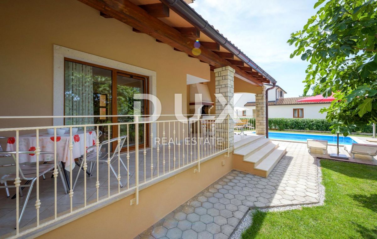ISTRA, SVETI LOVREČ - Hiša z bazenom na robu vasi