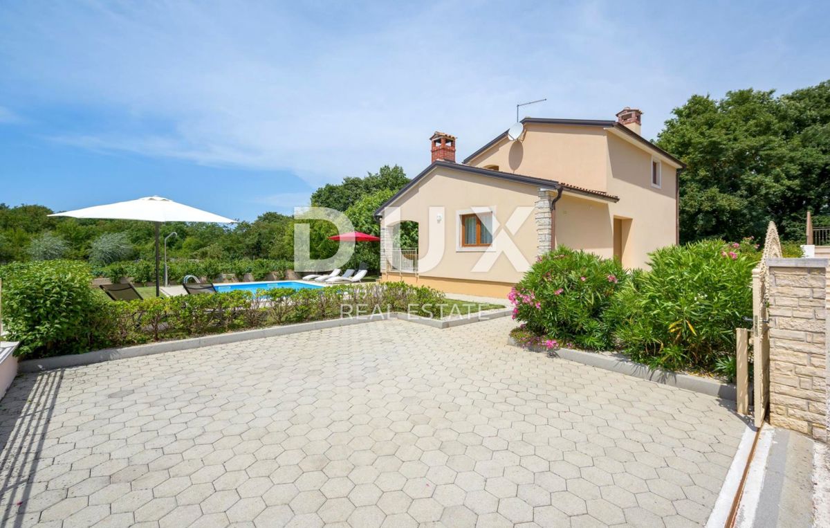 ISTRA, SVETI LOVREČ - Hiša z bazenom na robu vasi