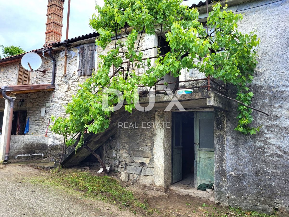 ISTRA, BUZET - Kamnita hiša za prenovo s prostornim gradbnim zemljiščem