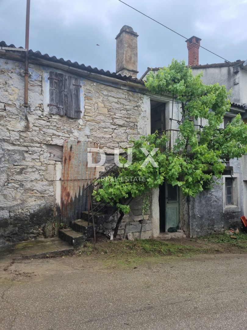 ISTRA, BUZET - Kamnita hiša za prenovo s prostornim gradbnim zemljiščem