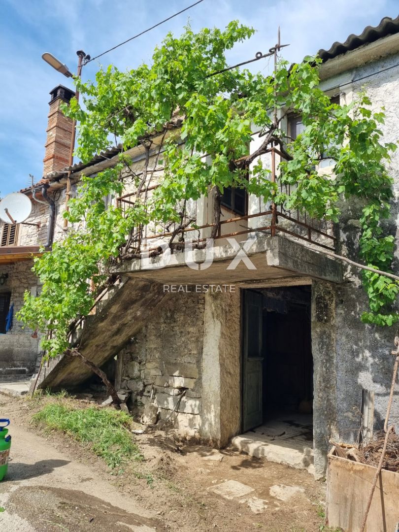 ISTRA, BUZET - Kamnita hiša za prenovo s prostornim gradbnim zemljiščem