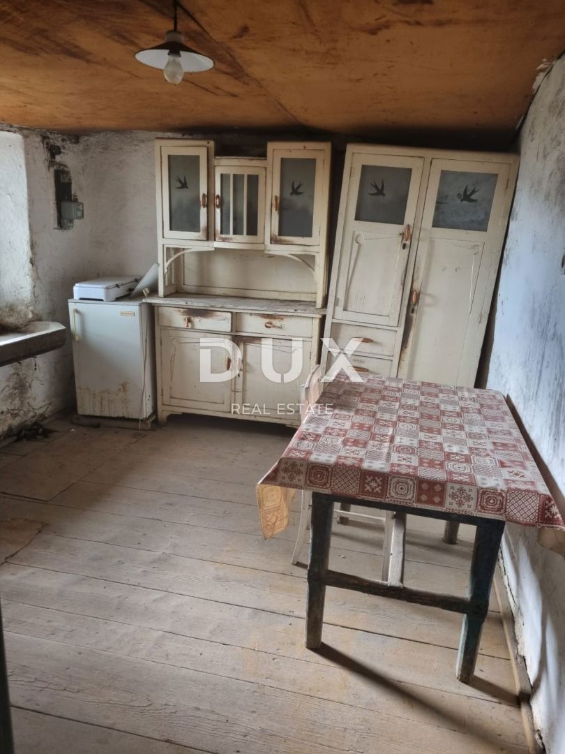 ISTRA, BUZET - Kamnita hiša za prenovo s prostornim gradbnim zemljiščem