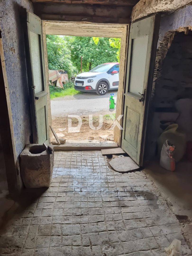 ISTRA, BUZET - Kamnita hiša za prenovo s prostornim gradbnim zemljiščem