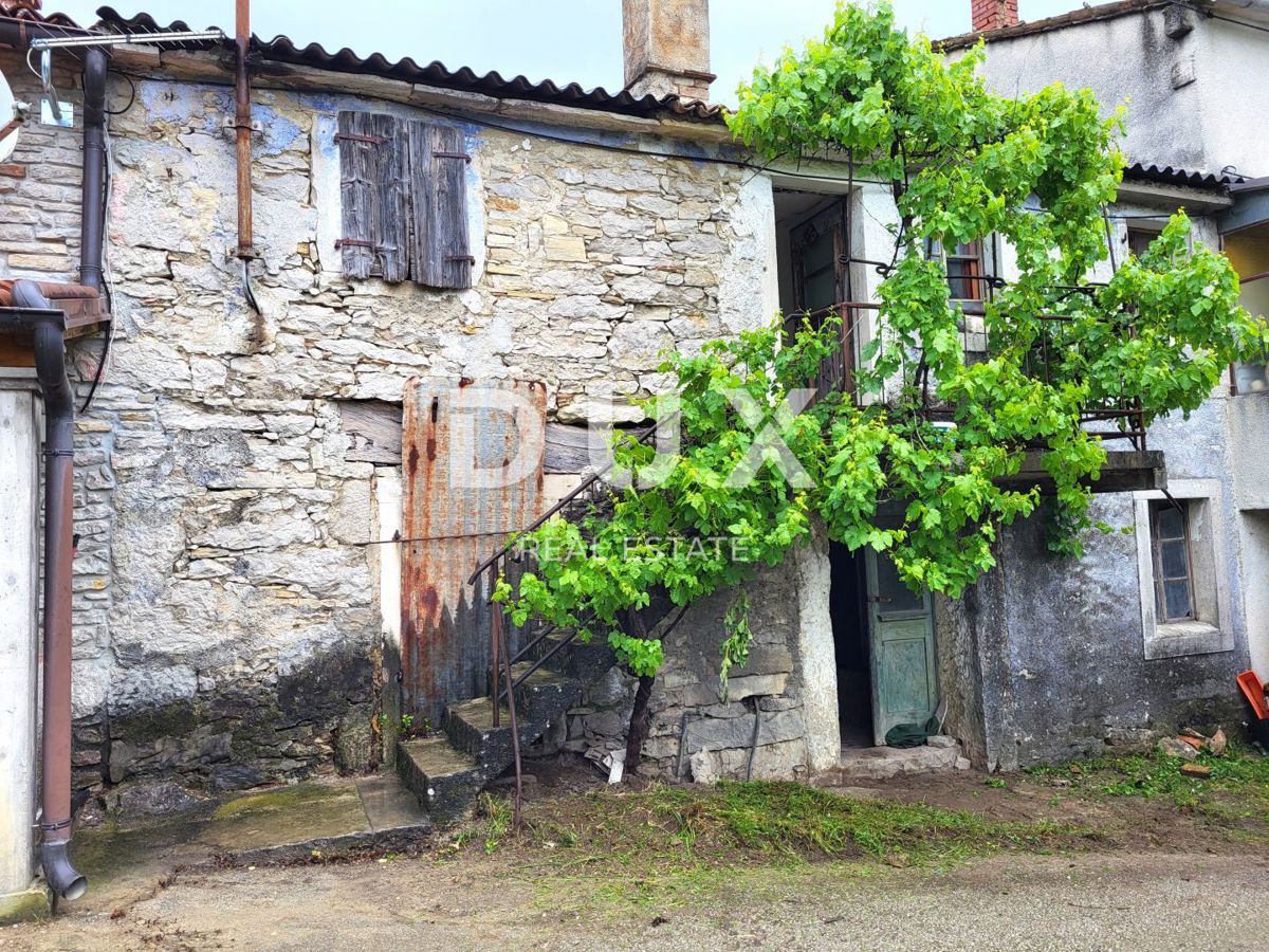 ISTRA, BUZET - Kamnita hiša za prenovo s prostornim gradbnim zemljiščem
