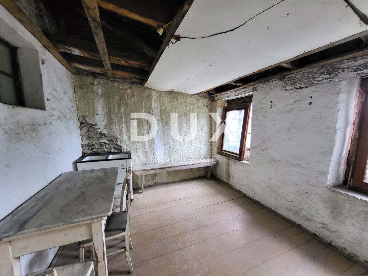 ISTRA, BUZET - Kamnita hiša za prenovo s prostornim gradbnim zemljiščem
