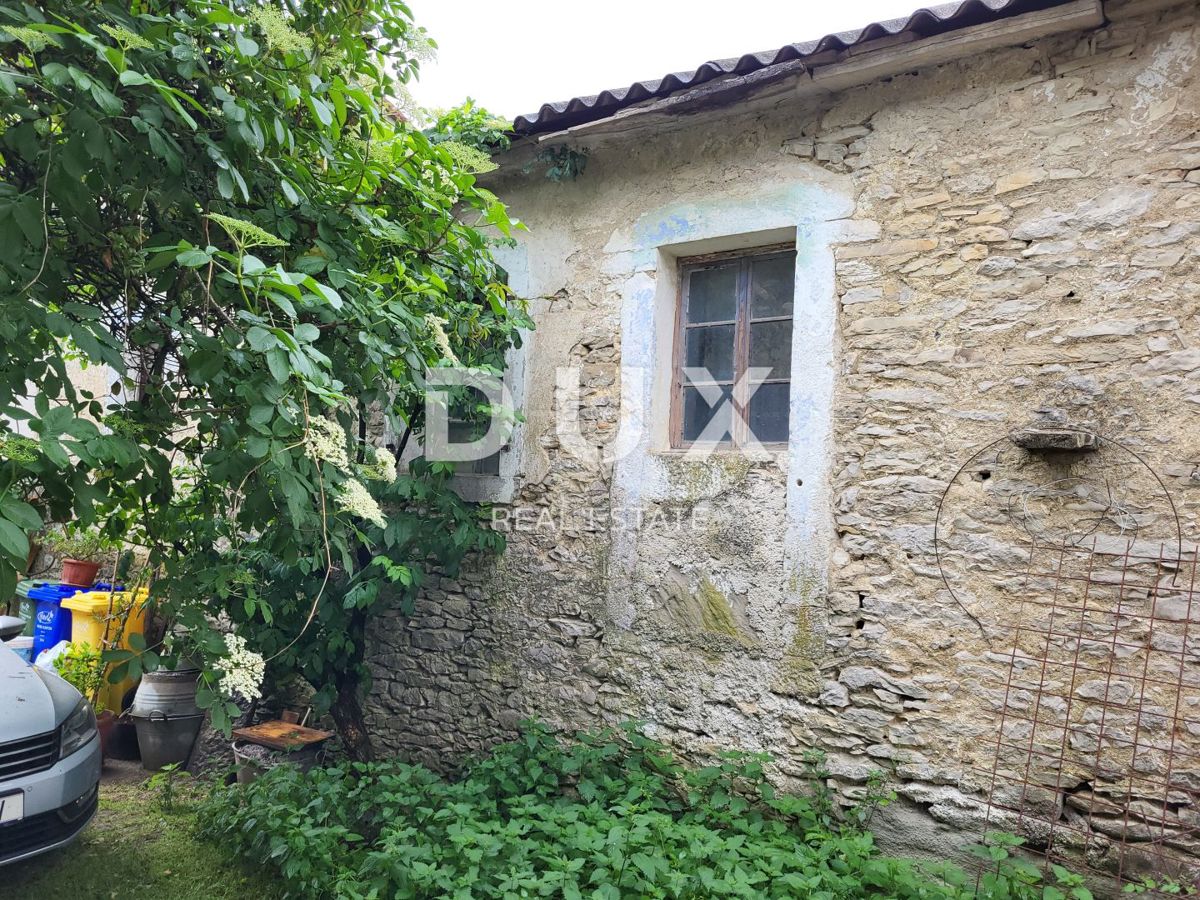 ISTRA, BUZET - Kamnita hiša za prenovo s prostornim gradbnim zemljiščem