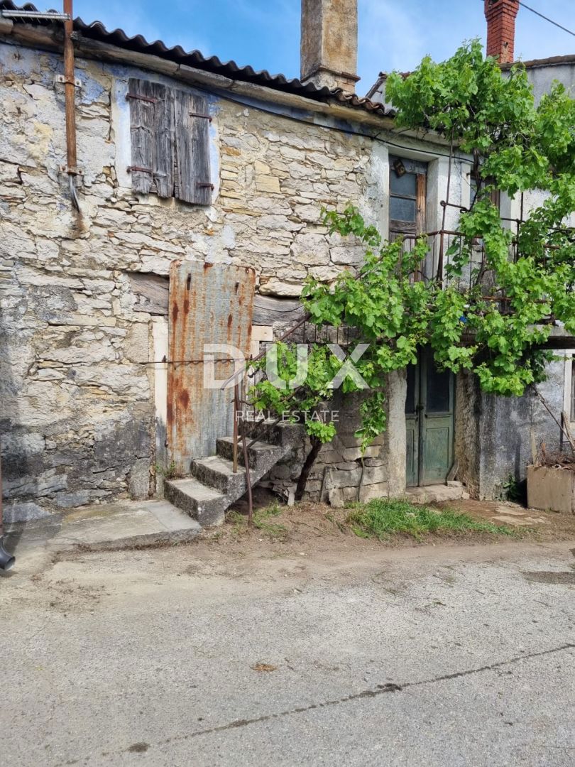 ISTRA, BUZET - Kamnita hiša za prenovo s prostornim gradbnim zemljiščem
