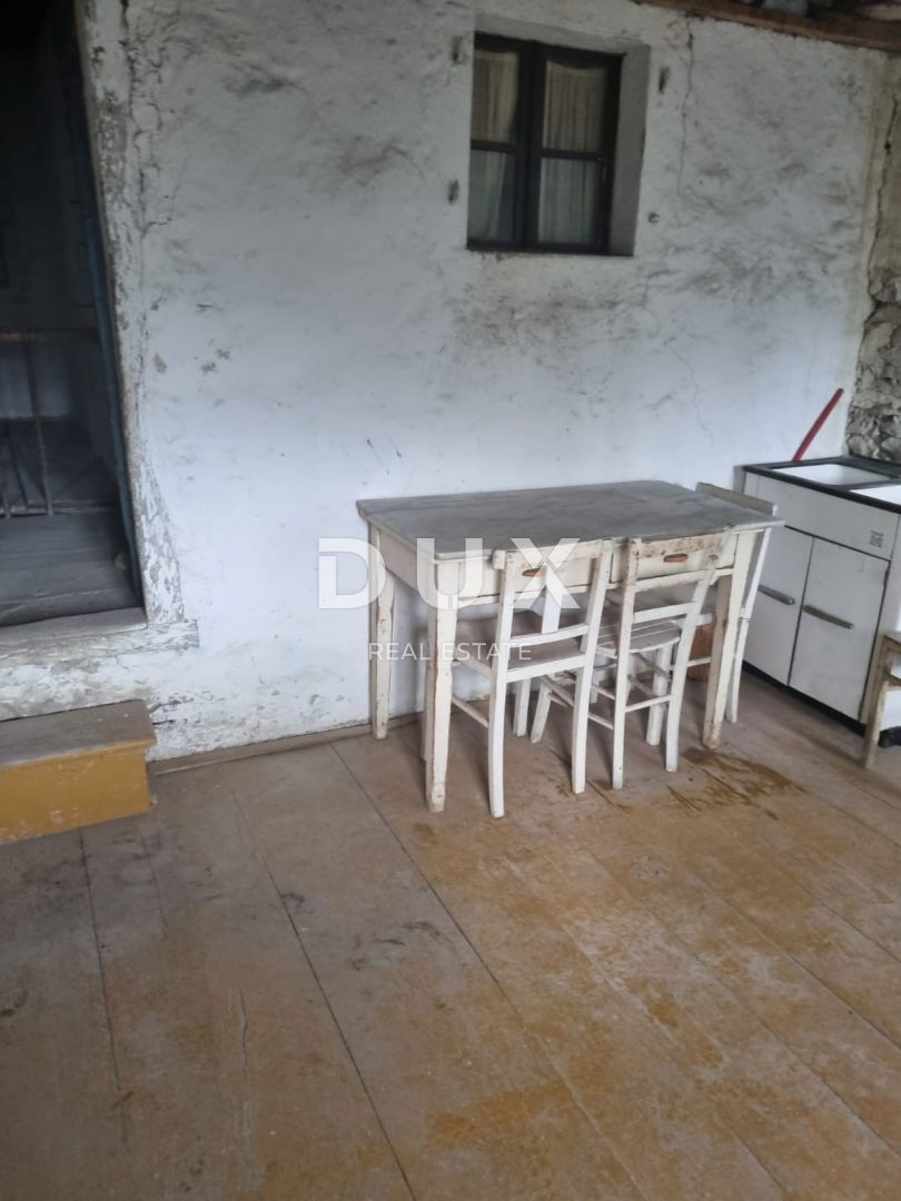 ISTRA, BUZET - Kamnita hiša za prenovo s prostornim gradbnim zemljiščem