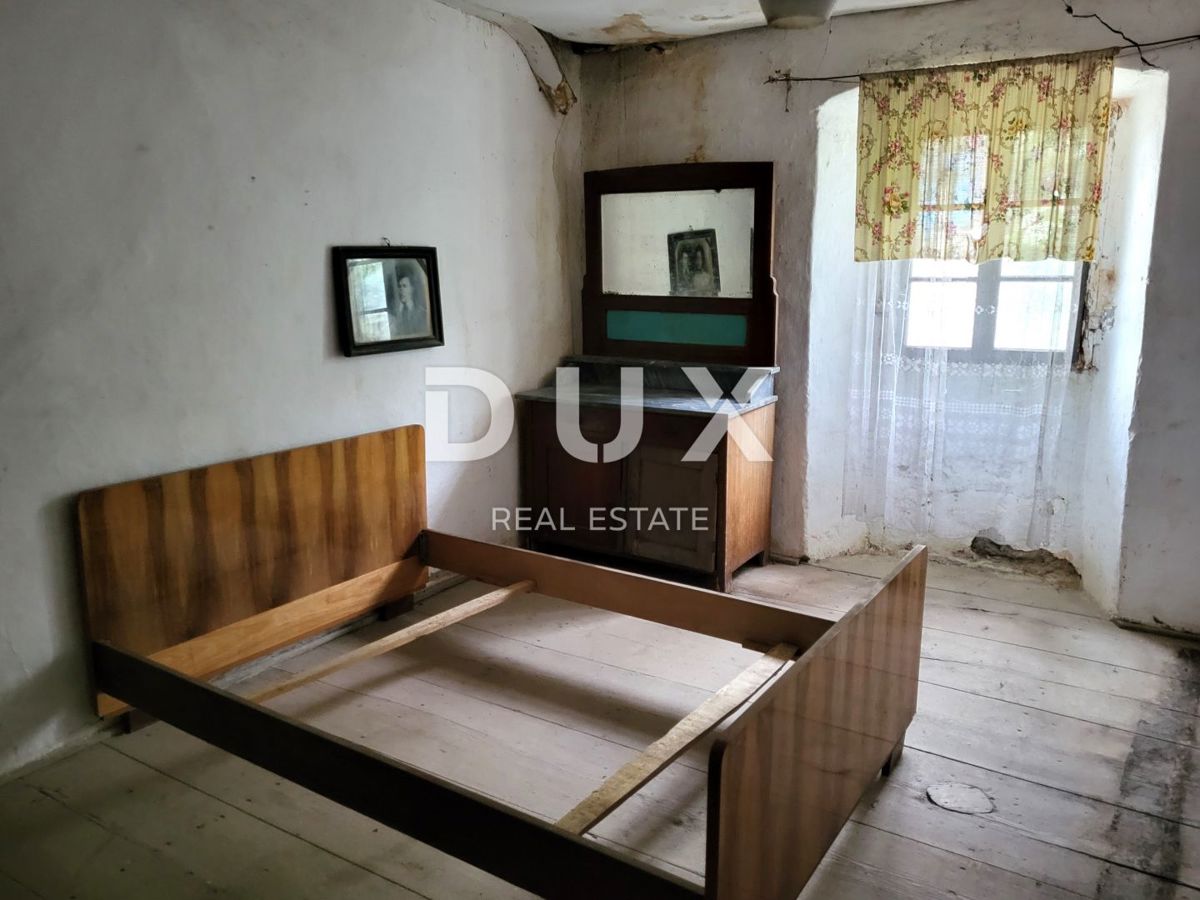 ISTRA, BUZET - Kamnita hiša za prenovo s prostornim gradbnim zemljiščem