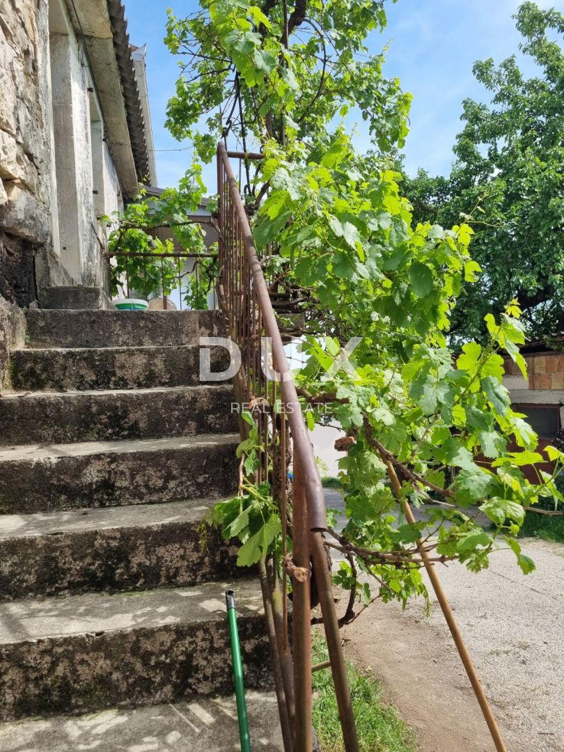 ISTRA, BUZET - Kamnita hiša za prenovo s prostornim gradbnim zemljiščem
