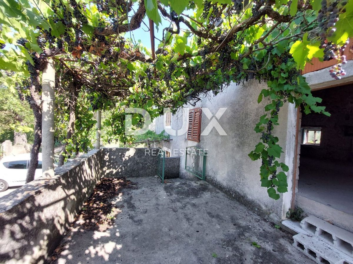 ISTRA, LABIN - Kamnita hiša v fazi prenove s pogledom na morje