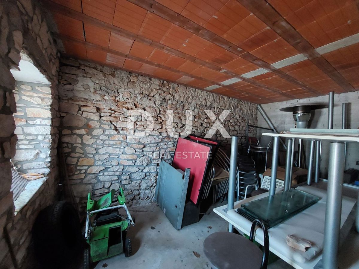 ISTRA, LABIN - Kamnita hiša v fazi prenove s pogledom na morje