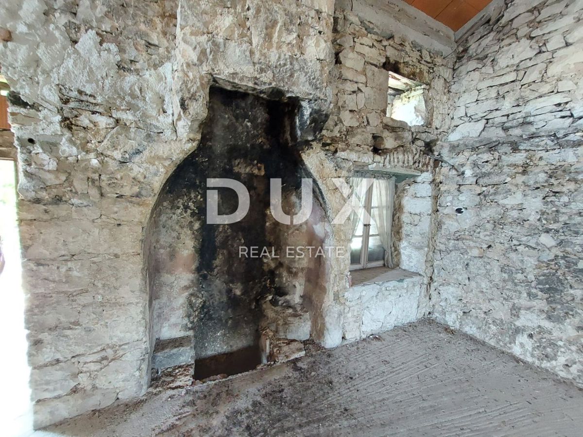 ISTRA, LABIN - Kamnita hiša v fazi prenove s pogledom na morje