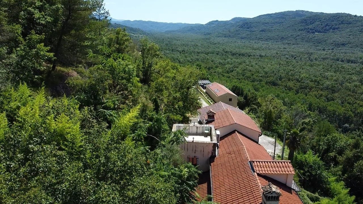ISTRA, MOTOVUN - Kamnita pravljica v naravi! REDKOST!